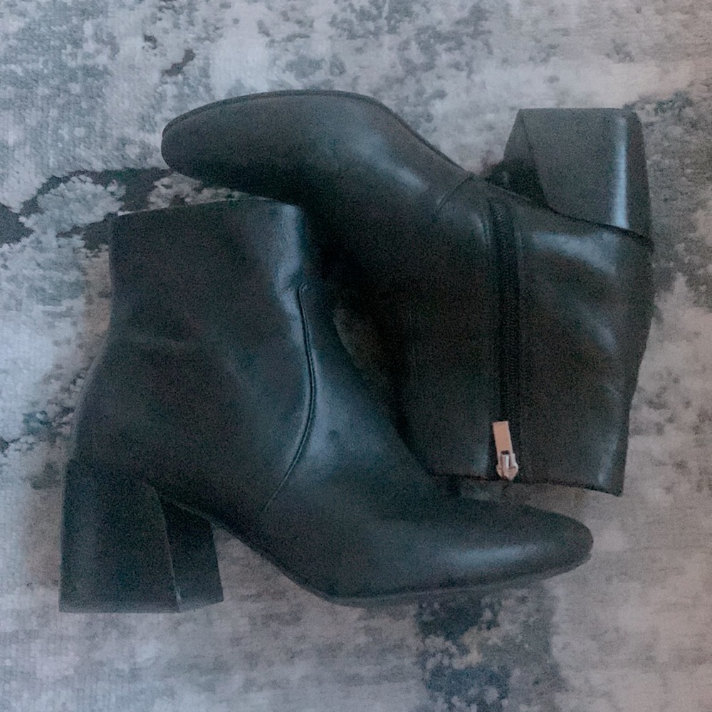 New Via Spiga Booties